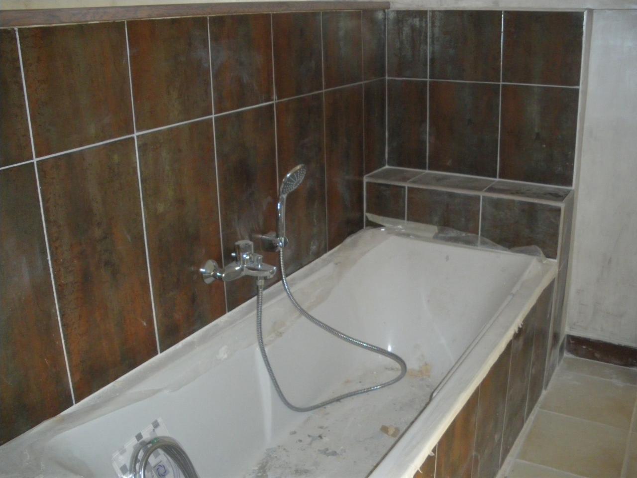 Vue baignoire salle de bain ouverte sur chambre